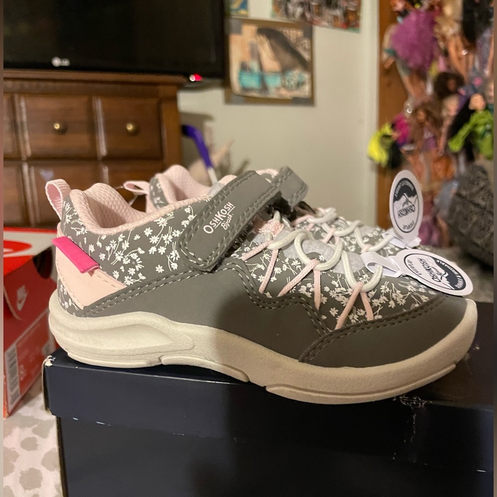 OshKosh Toddler shoes 8C new w tags